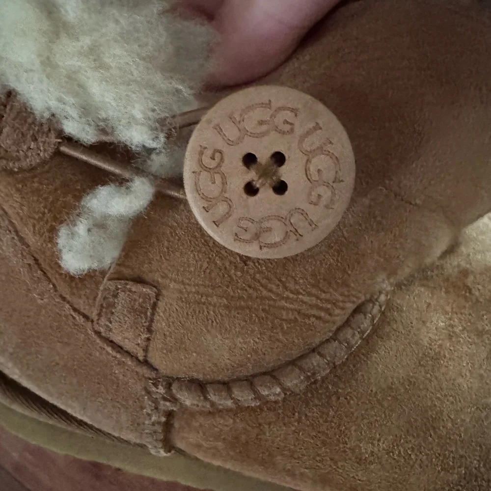 UGG Mini Bailey Button II
